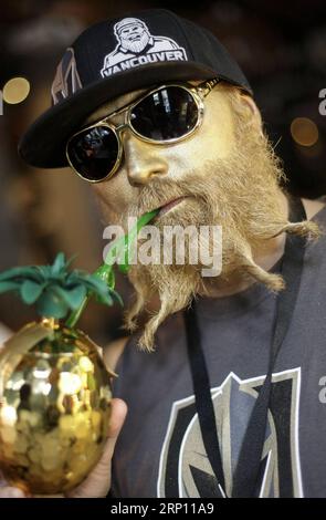 (180603) -- VANCOUVER, le 3 juin 2018 -- Un participant expose sa pilosité faciale lors du 4e concours annuel de cheveux faciaux de Vancouver, à Vancouver, Canada, le 2 juin 2018. ) (zf) CANADA-VANCOUVER-FACIAL HAIR COMPETITION LiangxSen PUBLICATIONxNOTxINxCHN Banque D'Images