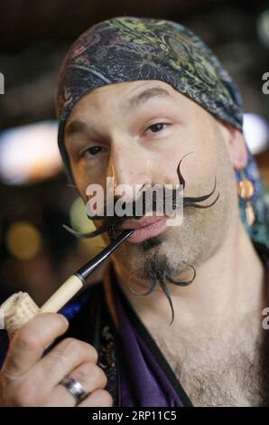 (180603) -- VANCOUVER, le 3 juin 2018 -- Un participant expose sa pilosité faciale lors du 4e concours annuel de cheveux faciaux de Vancouver, à Vancouver, Canada, le 2 juin 2018. ) (zf) CANADA-VANCOUVER-FACIAL HAIR COMPETITION LiangxSen PUBLICATIONxNOTxINxCHN Banque D'Images