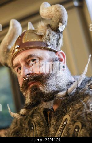 (180603) -- VANCOUVER, le 3 juin 2018 -- Un participant expose sa pilosité faciale lors du 4e concours annuel de cheveux faciaux de Vancouver, à Vancouver, Canada, le 2 juin 2018. ) (zf) CANADA-VANCOUVER-FACIAL HAIR COMPETITION LiangxSen PUBLICATIONxNOTxINxCHN Banque D'Images