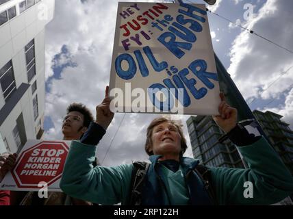 (180604) -- VANCOUVER, le 4 juin 2018 -- des gens ont participé à une manifestation contre le projet d'agrandissement du pipeline Trans Mountain à Vancouver, Canada, le 4 juin 2018. Le gouvernement canadien a annoncé le 29 mai qu'il achèterait le réseau de pipelines et le projet d'expansion pour 4,5 milliards de dollars canadiens (environ 3,46 milliards de dollars américains). CANADA-VANCOUVER-ANTI-PIPELINE-PROTEST LiangxSen PUBLICATIONxNOTxINxCHN Banque D'Images