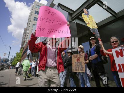 (180604) -- VANCOUVER, le 4 juin 2018 -- des gens ont participé à une manifestation contre le projet d'agrandissement du pipeline Trans Mountain à Vancouver, Canada, le 4 juin 2018. Le gouvernement canadien a annoncé le 29 mai qu'il achèterait le réseau de pipelines et le projet d'expansion pour 4,5 milliards de dollars canadiens (environ 3,46 milliards de dollars américains). CANADA-VANCOUVER-ANTI-PIPELINE-PROTEST LiangxSen PUBLICATIONxNOTxINxCHN Banque D'Images