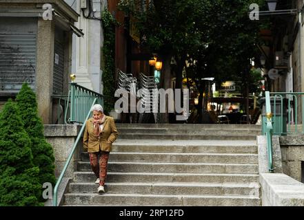 (180606) -- MADRID, le 6 juin 2018 -- Une femme descend les marches d'une rue à El Escorial, Espagne, le 5 juin 2018. )(cl) ESPAGNE-EL ESCORIAL-SCENARY GuoxQiuda PUBLICATIONxNOTxINxCHN Banque D'Images