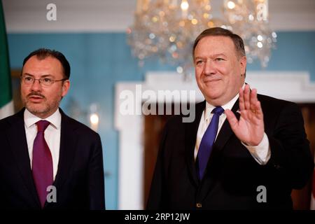 (180605) -- WASHINGTON, le 5 juin 2018 -- le secrétaire d'État américain Mike Pompeo (à droite) et le secrétaire mexicain aux Affaires étrangères Luis Videgaray assistent à une séance de photos au département d'État à Washington D.C., aux États-Unis, le 5 juin 2018.) ÉTATS-UNIS-WASHINGTON D.C.-POMPEO-MEXIQUE-SECRÉTAIRE AUX AFFAIRES ÉTRANGÈRES-RÉUNION TINGXSHEN PUBLICATIONXNOTXINXCHN Banque D'Images