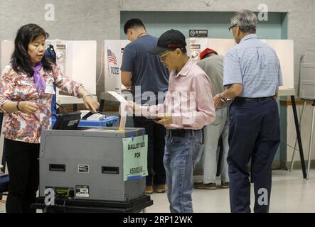 (180606) -- LOS ANGELES, le 6 juin 2018 -- Un électeur jette son bulletin de vote dans un bureau de vote lors des élections primaires de Californie à Monterey Park, Los Angeles, États-Unis, le 5 juin 2018.) (Jmmn) ÉLECTION DES États-Unis-LOS ANGELES-PRIMAIRES ZhaoxHanrong PUBLICATIONxNOTxINxCHN Banque D'Images