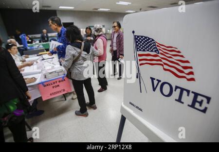 (180606) -- LOS ANGELES, le 6 juin 2018 -- des électeurs sont vus dans un bureau de vote lors des élections primaires de Californie à Monterey Park, Los Angeles, États-Unis, le 5 juin 2018.) (Jmmn) ÉLECTION DES États-Unis-LOS ANGELES-PRIMAIRES ZhaoxHanrong PUBLICATIONxNOTxINxCHN Banque D'Images