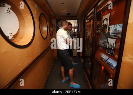 (180606) -- ATHÈNES, 6 juin 2018 -- les gens regardent l'exposition au Musée flottant Neraida au Pirée, Grèce, le 5 juin 2018. Neraida , le seul musée flottant en état de navigabilité en Grèce, est amarré au Pirée pour participer aux événements de la Journée de la mer. )(jmmn) GREECE-PIRAEUS-FLOATING MUSEUM-SEA DAYS MariosxLolos PUBLICATIONxNOTxINxCHN Banque D'Images