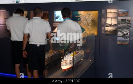 (180606) -- ATHÈNES, 6 juin 2018 -- les gens regardent l'exposition au Musée flottant Neraida au Pirée, Grèce, le 5 juin 2018. Neraida , le seul musée flottant en état de navigabilité en Grèce, est amarré au Pirée pour participer aux événements de la Journée de la mer. )(jmmn) GREECE-PIRAEUS-FLOATING MUSEUM-SEA DAYS MariosxLolos PUBLICATIONxNOTxINxCHN Banque D'Images