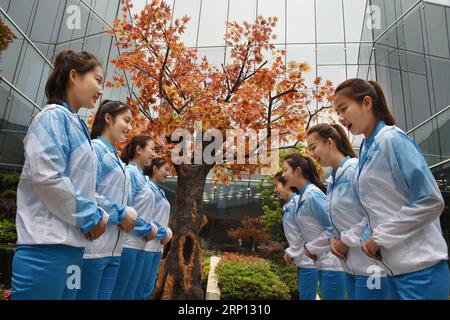 (180606) -- QINGDAO, le 6 juin 2018 -- huit volontaires pour le 18e Sommet de l'Organisation de coopération de Shanghai (OCS) à Qingdao, province du Shandong dans l'est de la Chine, le 5 juin 2018. Plus de 20 000 bénévoles ont été mobilisés pour offrir des services pour le sommet, de l'assistance à l'arrivée et au départ des invités, à la traduction et aux demandes des médias, à l'exploitation de fonctions municipales telles que les transports, les télécommunications et les banques. )(mcg) CHINA-QINGDAO-SCO SUMMIT-VOLUNTEERS (CN) LixZiheng PUBLICATIONxNOTxINxCHN Banque D'Images