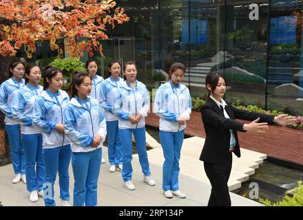 (180606) -- QINGDAO, le 6 juin 2018 -- lu min (1e R), professeur d'étiquette, instruit les volontaires pour le 18e Sommet de l'Organisation de coopération de Shanghai (OCS) à Qingdao, dans la province du Shandong de l'est de la Chine, le 5 juin 2018. Plus de 20 000 bénévoles ont été mobilisés pour offrir des services pour le sommet, de l'assistance à l'arrivée et au départ des invités, à la traduction et aux demandes des médias, à l'exploitation de fonctions municipales telles que les transports, les télécommunications et les banques. )(mcg) CHINA-QINGDAO-SCO SUMMIT-VOLUNTEERS (CN) LixZiheng PUBLICATIONxNOTxINxCHN Banque D'Images