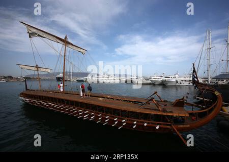 (180606) -- ATHÈNES, le 6 juin 2018 -- les gens visitent une reconstruction d'une tribu navale hellénique nommée Olympias au Pirée, le plus grand port d'Athènes, en Grèce, le 5 juin 2018. Il est exposé comme un musée ouvert au public jusqu'au 9 juin 2018. Trireme est un ancien type de galère couramment utilisé par les civilisations maritimes de la Méditerranée.) (djj) GRÈCE-ATHÈNES-HELLENIC NAVY TRIREME-OPEN MUSEUM MariosxLolos PUBLICATIONxNOTxINxCHN Banque D'Images