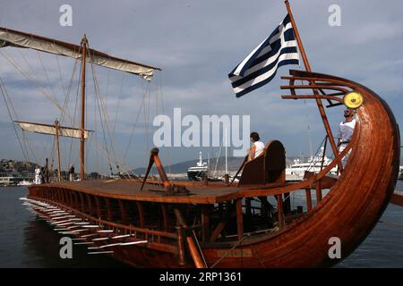 (180606) -- ATHÈNES, le 6 juin 2018 -- les gens visitent une reconstruction d'une tribu navale hellénique nommée Olympias au Pirée, le plus grand port d'Athènes, en Grèce, le 5 juin 2018. Il est exposé comme un musée ouvert au public jusqu'au 9 juin 2018. Trireme est un ancien type de galère couramment utilisé par les civilisations maritimes de la Méditerranée.) (djj) GRÈCE-ATHÈNES-HELLENIC NAVY TRIREME-OPEN MUSEUM MariosxLolos PUBLICATIONxNOTxINxCHN Banque D'Images