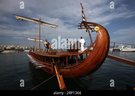 (180606) -- ATHÈNES, le 6 juin 2018 -- les gens visitent une reconstruction d'une tribu navale hellénique nommée Olympias au Pirée, le plus grand port d'Athènes, en Grèce, le 5 juin 2018. Il est exposé comme un musée ouvert au public jusqu'au 9 juin 2018. Trireme est un ancien type de galère couramment utilisé par les civilisations maritimes de la Méditerranée.) (djj) GRÈCE-ATHÈNES-HELLENIC NAVY TRIREME-OPEN MUSEUM MariosxLolos PUBLICATIONxNOTxINxCHN Banque D'Images