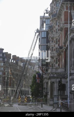 (180606) -- LONDRES, le 6 juin 2018 -- les pompiers et le personnel des services d'urgence travaillent sur les lieux après qu'un incendie ait éclaté à l'hôtel Mandarin Oriental à Knightsbridge, à Londres, en Grande-Bretagne, le 6 juin 2018. Au total, 20 pompiers et 120 pompiers et officiers sont aux prises avec un incendie massif à l'hôtel Mandarin Oriental de Knightsbridge, a déclaré mercredi les pompiers de Londres.) BRETAGNE-LONDRES-HOTEL-FIRE StephenxChung PUBLICATIONxNOTxINxCHN Banque D'Images