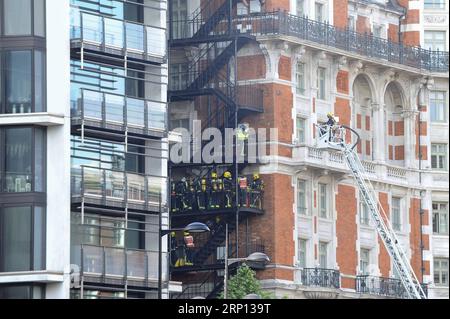 (180606) -- LONDRES, le 6 juin 2018 -- les pompiers et le personnel des services d'urgence travaillent sur les lieux après qu'un incendie ait éclaté à l'hôtel Mandarin Oriental à Knightsbridge, à Londres, en Grande-Bretagne, le 6 juin 2018. Au total, 20 pompiers et 120 pompiers et officiers sont aux prises avec un incendie massif à l'hôtel Mandarin Oriental de Knightsbridge, a déclaré mercredi les pompiers de Londres.) BRETAGNE-LONDRES-HOTEL-FIRE StephenxChung PUBLICATIONxNOTxINxCHN Banque D'Images