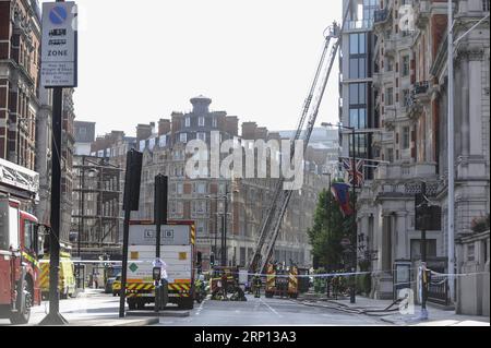 (180606) -- LONDRES, le 6 juin 2018 -- les pompiers et le personnel des services d'urgence travaillent sur les lieux après qu'un incendie ait éclaté à l'hôtel Mandarin Oriental à Knightsbridge, à Londres, en Grande-Bretagne, le 6 juin 2018. Au total, 20 pompiers et 120 pompiers et officiers sont aux prises avec un incendie massif à l'hôtel Mandarin Oriental de Knightsbridge, a déclaré mercredi les pompiers de Londres.) BRETAGNE-LONDRES-HOTEL-FIRE StephenxChung PUBLICATIONxNOTxINxCHN Banque D'Images