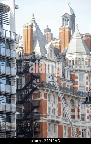 (180606) -- LONDRES, le 6 juin 2018 -- les pompiers et le personnel des services d'urgence travaillent sur les lieux après qu'un incendie ait éclaté à l'hôtel Mandarin Oriental à Knightsbridge, à Londres, en Grande-Bretagne, le 6 juin 2018. Au total, 20 pompiers et 120 pompiers et officiers sont aux prises avec un incendie massif à l'hôtel Mandarin Oriental de Knightsbridge, a déclaré mercredi les pompiers de Londres.) BRETAGNE-LONDRES-HOTEL-FIRE StephenxChung PUBLICATIONxNOTxINxCHN Banque D'Images