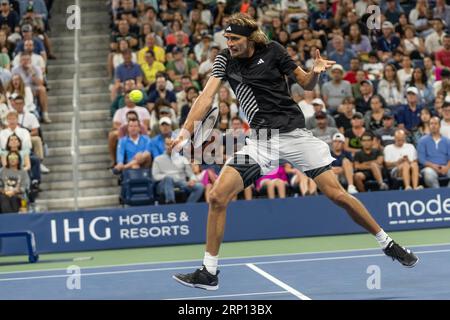 New York, États-Unis. 02 septembre 2023. Alexander Zverev d’Allemagne revient au 3e tour contre Grigor Dimitrov de Bulgarie aux US Open Championships au Billie Jean King tennis Center à New York le 2 septembre 2023. Zverev a gagné en quatre sets. (Photo de Lev Radin/Sipa USA) crédit : SIPA USA/Alamy Live News Banque D'Images