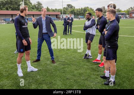 (180607) -- LEEDS (GRANDE-BRETAGNE), 7 juin 2018 -- le Prince William (2e L) rencontre l'équipe d'Angleterre de football à la West Riding County football Association alors qu'ils se préparent pour la coupe du monde de la FIFA 2018 à Leeds, Grande-Bretagne, le 7 juin 2018. L'équipe d'Angleterre s'entraîne avant leur match d'échauffement avec le Costa Rica à Elland Road, Leeds jeudi soir. POOL) -UK OUT (SP)BRITAIN-LEEDS-FOOTBALL-DUKE OF CAMBRIDGE-ENGLAND SQUAD HANXYAN PUBLICATIONXNOTXINXCHN Banque D'Images