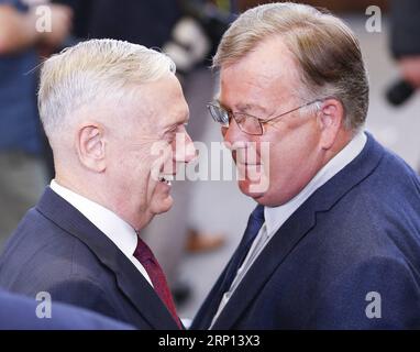 (180607) -- BRUXELLES, le 7 juin 2018 -- le secrétaire américain à la Défense, James Mattis (L), s'entretient avec le ministre danois de la Défense, Claus Hjort Frederiksen, avant une réunion des ministres de la Défense de l'OTAN à son siège à Bruxelles, Belgique, le 7 juin 2018. (lrz) BELGIQUE-BRUXELLES-OTAN-RÉUNION DES MINISTRES DE LA DÉFENSE YexPingfan PUBLICATIONxNOTxINxCHN Banque D'Images