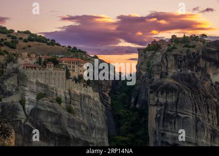 Grèce. Soirée d'été à Kalambaka. Deux monastères de roche avec en toile de fond un ciel de coucher de soleil incroyable Banque D'Images