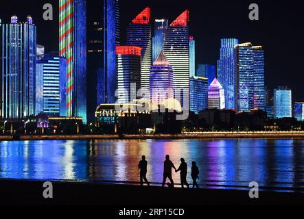 (180610) -- PÉKIN, 10 juin 2018 -- la photo prise le 3 mai 2018 montre la vue nocturne de la baie de Fushan à Qingdao, dans la province du Shandong de l'est de la Chine. Le 18e Sommet de l'Organisation de coopération de Shanghai (OCS) est prévu du 9 au 10 juin à Qingdao. ) XINHUA PHOTO CHOIX HEBDOMADAIRES LixZiheng PUBLICATIONxNOTxINxCHN Banque D'Images