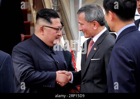 (180610) -- SINGAPOUR, 10 juin 2018 () -- Kim Jong un (L), président du Parti des travailleurs de Corée (WPK) et président de la Commission des affaires d'État de la République populaire démocratique de Corée (RPDC), arrive à Singapour le 10 juin 2018. (/Ministry of communication and information of Singapore) (zjl) SINGAPORE-RPDC-KIM JONG un-ARRIVAL Xinhua PUBLICATIONxNOTxINxCHN Banque D'Images