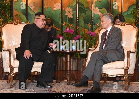 (180610) -- SINGAPOUR, le 10 juin 2018 -- le Premier ministre singapourien Lee Hsien Loong (à droite) rencontre Kim Jong un, président du Parti des travailleurs de Corée (WPK) et président de la Commission des affaires d'État de la République populaire démocratique de Corée (RPDC), à Singapour, le 10 juin 2018. (ZJL) SINGAPOUR-RPDC-KIM JONG UN-LEE HSIEN LOONG-MEETING THENXCHIHXWEY PUBLICATIONXNOTXINXCHN Banque D'Images