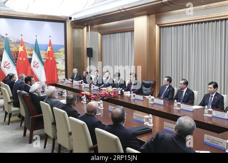 (180610) -- QINGDAO, le 10 juin 2018 -- le président chinois Xi Jinping s'entretient avec son homologue iranien Hassan Rouhani à Qingdao, dans la province du Shandong de l'est de la Chine, le 10 juin 2018.) (LMM) (SOMMET DE L'OCS) CHINE-QINGDAO-XI JINPING-IRAN-HASSAN ROUHANI-POURPARLERS (CN) XIEXHUANCHI PUBLICATIONXNOTXINXCHN Banque D'Images