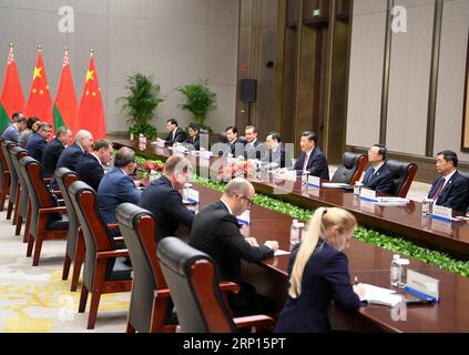 (180610) -- QINGDAO, le 10 juin 2018 -- le président chinois Xi Jinping rencontre le président biélorusse Alexander Loukachenko à Qingdao, dans la province du Shandong de l est de la Chine, le 10 juin 2018.) (LMM) (SOMMET DE L'OCS) CHINE-QINGDAO-XI JINPING-BELARUS-ALEXANDER LOUKACHENKO-MEETING (CN) YANXYAN PUBLICATIONXNOTXINXCHN Banque D'Images