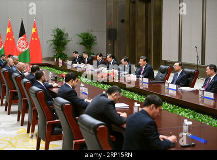 (180610) -- QINGDAO, le 10 juin 2018 -- le président chinois Xi Jinping rencontre son homologue afghan Ashraf Ghani à Qingdao, dans la province du Shandong de l est de la Chine, le 10 juin 2018.) (LMM) (SOMMET DE L'OCS) CHINE-QINGDAO-XI JINPING-AFGHANISTAN-ASHRAF GHANI-MEETING (CN) YANXYAN PUBLICATIONXNOTXINXCHN Banque D'Images