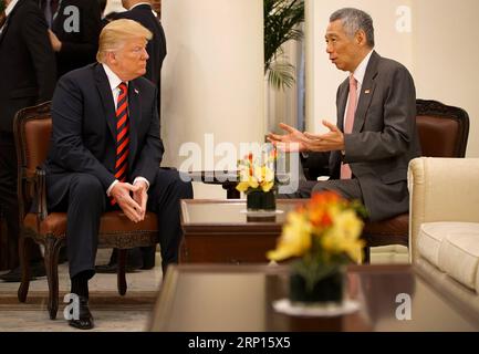 (180611) -- SINGAPOUR, le 11 juin 2018 () -- le Premier ministre de Singapour, Lee Hsien Loong (à droite), rencontre le président américain Donald Trump à Singapour, le 11 juin 2018. () (zf) SINGAPOUR-TRUMP-LEE HSIEN LOONG-MEETING Xinhua PUBLICATIONxNOTxINxCHN Banque D'Images