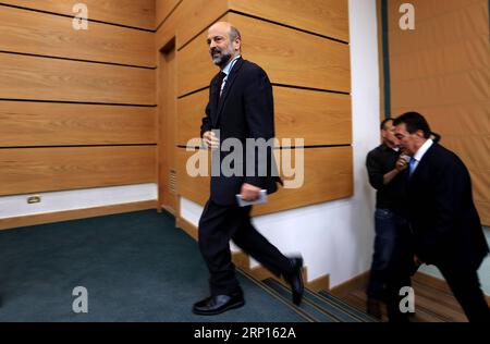 (180611) -- AMMAN, le 11 juin 2018 -- le nouveau Premier ministre jordanien Omar Razzaz arrive au Parlement à Amman, Jordanie, le 11 juin 2018. L'Arabie saoudite, le Koweït et les Émirats arabes Unis ont convenu lundi d'allouer 2,5 milliards de dollars américains pour soutenir l'économie jordanienne, a rapporté Al Arabiya chanel en Arabie saoudite. (djj) JORDANIE-AMMAN-GULF STATES-AID MohammadxAbuxGhosh PUBLICATIONxNOTxINxCHN Banque D'Images