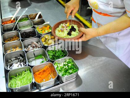 (180612) -- PÉKIN, 12 juin 2018 -- Quan Fujian prépare des repas pour ses clients dans son restaurant de la ville de Yantai, province du Shandong dans l est de la Chine, le 7 juin 2018. La nouille Fushan est un plat traditionnel populaire dans la province du Shandong. Les nouilles sont tirées à la main et cuites avec diverses sauces et bouillons. La fabrication des nouilles Fushan a été inscrite au patrimoine culturel immatériel provincial du Shandong en 2013. (wsw) CHINE-SHANDONG-FABRICATION DE NOUILLES (CN) RenxPengfei PUBLICATIONxNOTxINxCHN Banque D'Images