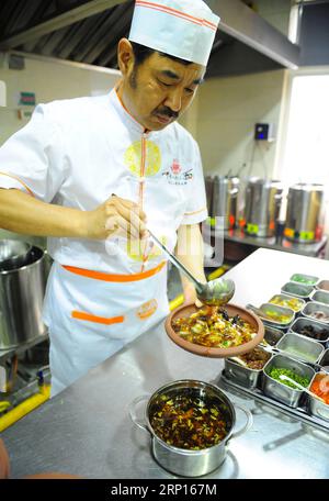 (180612) -- PÉKIN, 12 juin 2018 -- Quan Fujian prépare des repas pour ses clients dans son restaurant de la ville de Yantai, province du Shandong dans l est de la Chine, le 7 juin 2018. La nouille Fushan est un plat traditionnel populaire dans la province du Shandong. Les nouilles sont tirées à la main et cuites avec diverses sauces et bouillons. La fabrication des nouilles Fushan a été inscrite au patrimoine culturel immatériel provincial du Shandong en 2013. (wsw) CHINE-SHANDONG-FABRICATION DE NOUILLES (CN) RenxPengfei PUBLICATIONxNOTxINxCHN Banque D'Images