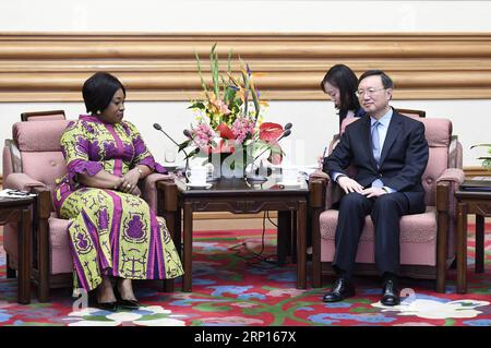 (180612) -- PÉKIN, 12 juin 2018 -- Yang Jiechi (R), membre du bureau politique du comité central du Parti communiste chinois (PCC) et directeur du bureau de la commission des affaires étrangères du comité central du PCC, rencontre avec la ministre ghanéenne des Affaires étrangères Shirley Ayorkor Botchwey à Beijing, capitale de la Chine, le 12 juin 2018. ) (Yxb) CHINE-BEIJING-GHANA FM-MEETING(CN) ZhangxLing PUBLICATIONxNOTxINxCHN Banque D'Images