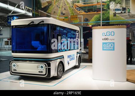 (180612) -- HANOVRE, le 12 juin 2018 -- un bus électrique de la société e.Go est exposé lors du CeBIT à Hanovre, Allemagne, le 11 juin 2018. Le plus grand salon professionnel du monde pour la technologie informatique CeBIT a ouvert lundi à Hanovre. ) (dtf) ALLEMAGNE-HANOVRE-CEBIT WangxQing PUBLICATIONxNOTxINxCHN Banque D'Images