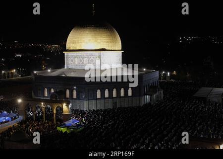 Actualités Bilder des Tages (180612) -- JÉRUSALEM, 12 juin 2018 -- des fidèles musulmans prient près du Dôme du Rocher dans la mosquée Al-Aqsa de Jérusalem pendant Laylat Al-Qadr le 11 juin 2018. Muammar Awad)(zcc) MIDEAST-JERUSALEM-LAYLAT-AL-QADR guoyu PUBLICATIONxNOTxINxCHN Banque D'Images