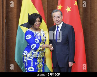 (180612) -- BEIJING, le 12 juin 2018 -- Wang Yi, conseiller d'État chinois et ministre des Affaires étrangères, s'entretient avec Shirley Ayorkor Botchwey, ministre ghanéen des Affaires étrangères, à Beijing, capitale de la Chine, le 11 juin 2018. )(MCG) CHINA-BEIJING-WANG YI-GHANAIAN FM-TALKS (CN) YinxBogu PUBLICATIONxNOTxINxCHN Banque D'Images