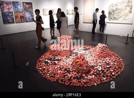 (180612) -- BEIJING, 12 juin 2018 -- visite d'une exposition de diplômés de premier cycle de l'Académie des arts et du design de l'Université Tsinghua à Beijing, capitale de la Chine, le 12 juin 2018. Plus de 500 pièces (ensembles) d'œuvres ont été exposées à l'exposition. )(MCG) CHINA-BEIJING-TSINGHUA UNIVERSITY-ACADEMY OF ARTS & DESIGN-GRADUATION EXHIBITION (CN) LUOXXIAOGUANG PUBLICATIONXNOTXINXCHN Banque D'Images