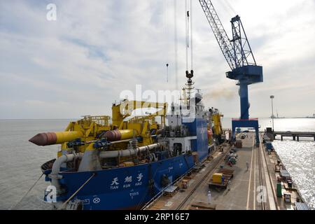 Actualités Bilder des Tages (180612) -- QIDONG, 12 juin 2018 -- Tian Kun Hao, un navire de dragage de construction chinoise, le plus grand de son genre en Asie, accoste dans un port de la ville de Qidong, dans la province de Jiangsu, dans l'est de la Chine, le 7 juin 2018. Tian Kun Hao, construit par Tianjin Dredging Co. Ltd., une filiale de China communication Construction Co., Ltd (CCCC), a terminé son premier essai en mer. Le navire de 140 mètres de long, avec la capacité prévue pour draguer 6 000 mètres cubes par heure, peut creuser aussi profond que 35 mètres sous le fond de la mer.) (wyl) CHINA-JIANGSU-LARGE DRAGUAGE VESSEL-SEA TRIAL (CN) MaoxZhenhua PUBLICATIONxNOTx Banque D'Images