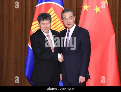 (180612) -- BEIJING, le 12 juin 2018 -- le conseiller d'État et ministre des Affaires étrangères chinois Wang Yi (à droite) rencontre le secrétaire général de l'ASEAN, Lim Jock Hoi, à Beijing, capitale de la Chine, le 12 juin 2018.) (wyl) CHINA-BEIJING-WANG YI-ASEAN-MEETING (CN) ShenxHong PUBLICATIONxNOTxINxCHN Banque D'Images