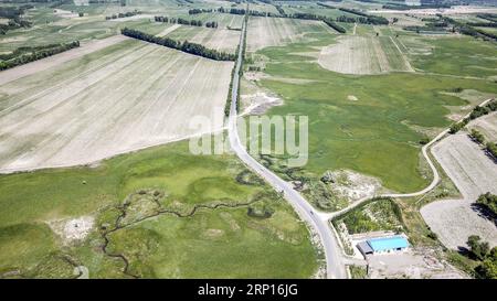 (180613) -- TACHENG, 13 juin 2018 -- une photo aérienne prise le 9 juin 2018 montre des champs du village de Tougong dans la ville de Tacheng, dans la région autonome ouygur du Xinjiang, au nord-ouest de la Chine. Les agriculteurs de la ville de Tacheng sont encouragés à puiser dans d'autres cultures de rente pour augmenter leurs revenus à mesure que l'élan pour planter du maïs et du blé est maintenu. (wsw) CHINE-XINJIANG-CULTURES COMMERCIALES-PLANTATION (CN) HuxHuhu PUBLICATIONxNOTxINxCHN Banque D'Images