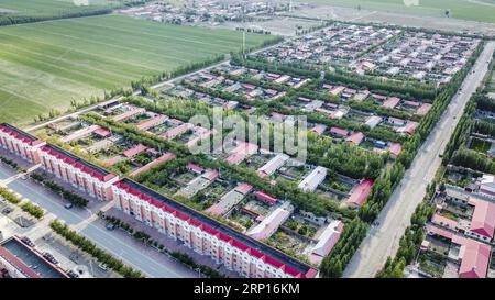 (180613) -- TACHENG, 13 juin 2018 -- une photo aérienne prise le 9 juin 2018 montre une vue du village de Lunan dans la ville de Tacheng, dans la région autonome ouïgoure du Xinjiang, au nord-ouest de la Chine. Les agriculteurs de la ville de Tacheng sont encouragés à puiser dans d'autres cultures de rente pour augmenter leurs revenus à mesure que l'élan pour planter du maïs et du blé est maintenu. (wsw) CHINE-XINJIANG-CULTURES COMMERCIALES-PLANTATION (CN) HuxHuhu PUBLICATIONxNOTxINxCHN Banque D'Images