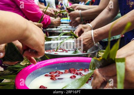 (180613) -- YONGQING, le 13 juin 2018 -- les résidents fabriquent Zongzi, une boulette en forme de pyramide faite de riz gluant enveloppé dans des feuilles de bambou ou de roseau, pour saluer le prochain festival des bateaux-dragons dans une communauté du comté de Yongqing, dans la province du Hebei du nord de la Chine, le 13 juin 2018.) (Zwx) CHINA-HEBEI-DRAGON BOAT FESTIVAL-ZONGZI (CN) LixXiaoguo PUBLICATIONxNOTxINxCHN Banque D'Images