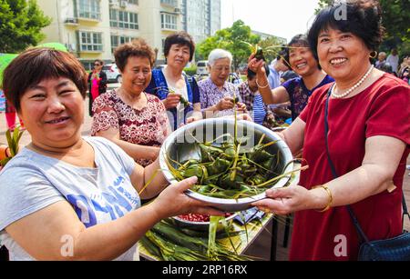 (180613) -- YONGQING, le 13 juin 2018 -- des résidents montrent Zongzi, une boulette en forme de pyramide faite de riz gluant enveloppé dans des feuilles de bambou ou de roseau, pour saluer le prochain festival des bateaux-dragons dans une communauté du comté de Yongqing, dans la province du Hebei du nord de la Chine, le 13 juin 2018.) (Zwx) CHINA-HEBEI-DRAGON BOAT FESTIVAL-ZONGZI (CN) LixXiaoguo PUBLICATIONxNOTxINxCHN Banque D'Images