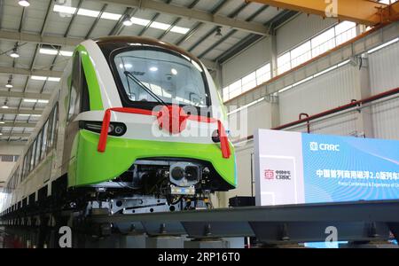 (180613) -- CHANGSHA, 13 juin 2018 () -- la photo prise le 13 juin 2018 montre la nouvelle génération de train domestique à sustentation magnétique moyenne-basse vitesse (maglev) de la Chine au CRRC Zhuzhou Locomotive Co., Ltd., Zhuzhou de la province du Hunan en Chine centrale. Le nouveau train est sorti de la chaîne de production mercredi et peut rouler jusqu'à 160 km/h, contre 100 km/h pour la première génération. () (ZWX) CHINA-HUNAN-NEW MAGLEV TRAIN-ROLLING HORS LIGNE DE PRODUCTION (CN*) XINHUA PUBLICATIONXNOTXINXCHN Banque D'Images