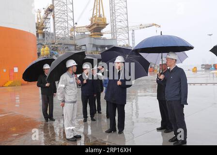 (180613) -- YANTAI, 13 juin 2018 -- le président chinois Xi Jinping, également secrétaire général du Comité central du Parti communiste chinois et président de la Commission militaire centrale, visite une base du China International Marine Containers (CIMC) Raffles lors d'une tournée d'inspection à Yantai, dans la province du Shandong, dans l'est de la Chine, le 13 juin 2018. )(mcg) CHINA-SHANDONG-YANTAI-XI JINPING-INSPECTION (CN) XiexHuanchi PUBLICATIONxNOTxINxCHN Banque D'Images