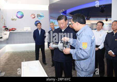 (180613) -- YANTAI, 13 juin 2018 -- le président chinois Xi Jinping, également secrétaire général du Comité central du Parti communiste chinois et président de la Commission militaire centrale, examine un produit dans un parc industriel de Wanhua Chemical lors d'une tournée d'inspection à Yantai, dans la province du Shandong de l'est de la Chine, le 13 juin 2018. )(mcg) CHINA-SHANDONG-YANTAI-XI JINPING-INSPECTION (CN) LixXueren PUBLICATIONxNOTxINxCHN Banque D'Images