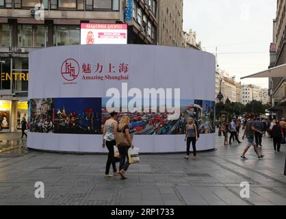 (180613) -- BELGRADE, 13 juin 2018 -- Une exposition de photos à grande échelle à 360 degrés, qui montre l'horizon des deux côtés de la rivière Pujiang de Shanghai, est exposée dans le centre-ville de Belgrade, en Serbie, le 13 juin 2018, dans le cadre de la campagne de promotion de l'image de la ville de Shanghai. Mercredi, la capitale de la Serbie a fait connaissance avec l'incroyable Shanghai grâce à l'exposition qui a ouvert ses portes à la galerie d'art Cvijeta Zuzoric à la forteresse Kalemegdan de Belgrade. SERBIE-BELGRADE-CHINE-AMAZING SHANGHAI-PROMOTION WANGXHUIJUAN PUBLICATIONXNOTXINXCHN Banque D'Images