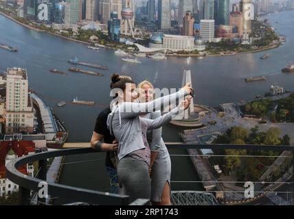 (180613) -- BELGRADE, 13 juin 2018 -- des femmes prennent un selfie devant une grande exposition de photos à 360 degrés, qui montre l'horizon des deux côtés de la rivière Pujiang de Shanghai, dans le centre-ville de Belgrade, Serbie, le 13 juin 2018, dans le cadre de la campagne promotionnelle Amazing Shanghai City image. Mercredi, la capitale de la Serbie a fait connaissance avec l'incroyable Shanghai grâce à l'exposition qui a ouvert ses portes à la galerie d'art Cvijeta Zuzoric à la forteresse Kalemegdan de Belgrade. SERBIE-BELGRADE-CHINE-AMAZING SHANGHAI-PROMOTION WANGXHUIJUAN PUBLICATIONXNOTXINXCHN Banque D'Images